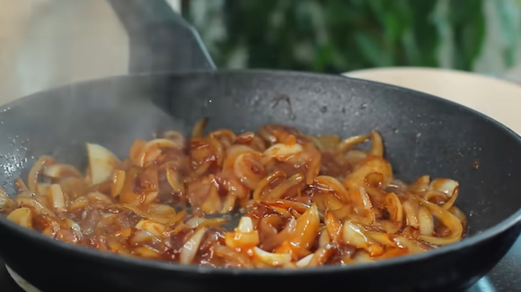As cebolas caramelizadas serão a base do recheio. (créditos: Reprodução/Youtube Receitas Fáceis e Deliciosas)