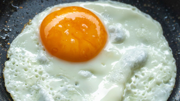Ovo frito com gema mole perfeita (Créditos: Canva)