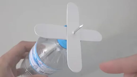 Se você tem uma garrafinha de água de plástico, você pode fazer um ventilador caseiro fácil e de baixo custo: descubra o passo a passo
