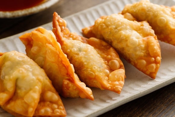 Você só precisa desses 2 ingredientes para fazer uma massa de pastel superfácil e crocante
