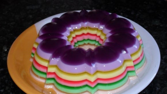 Gelatina em camadas com diversas cores e sabores diferentes (Créditos: TudoGostoso/Marci)