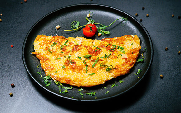 Quebre um ovo em 1 batata ralada e prepare este delicioso café da manhã: feito em minutos na frigideira, você pode servir até no jantar