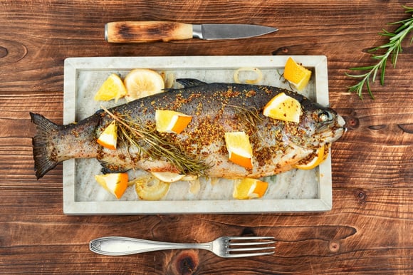 Filés de peixe versus peixe inteiro: qual a melhor opção para aproveitar ao máximo? Descubra um tesouro que muitas pessoas jogam fora gratuitamente