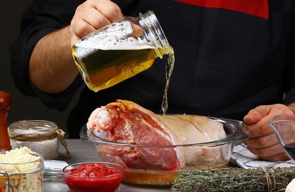 Por que a cerveja amacia a carne? Descubra como usar a bebida como tempero!
