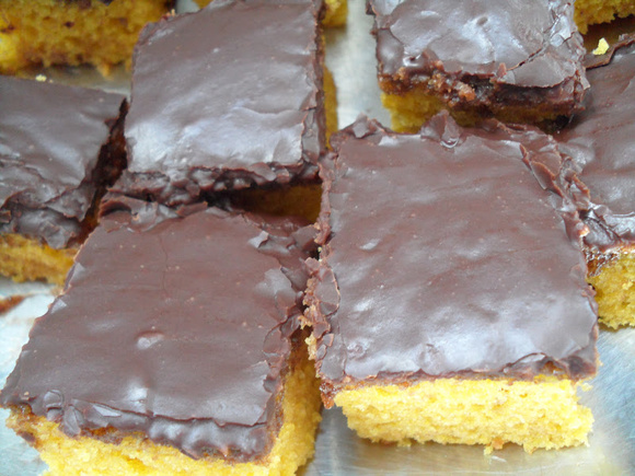 Bolo de cenoura com cobertura de chocolate durinha: essa receita infalível vai reviver o clássico quitute da infância!