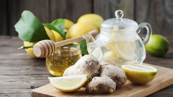 Para tornar a bebida mais saborosa e nutritiva, uma dica é adicionar gengibre, hortelã, mel e outros ingredientes naturais (Créditos: Shutterstock)