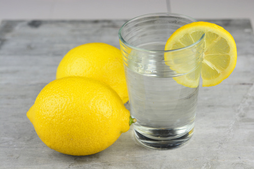 Conselho de nutricionista francesa: suco de limão pela manhã é uma boa ou má ideia?