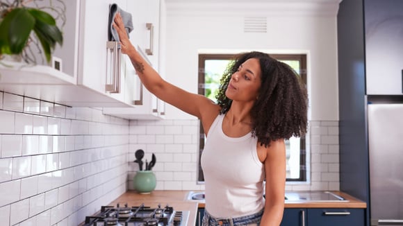 É preciso paciência para remover a sujeira de forma adequada e não danificar o móvel (Créditos: Shutterstock)