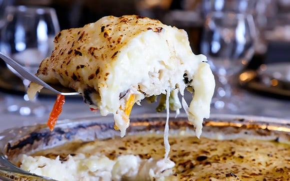 A melhor receita de bacalhau em lascas que eu já comi pode ser feita com antecedência: cremosa, fácil e perfeita para a Ceia
