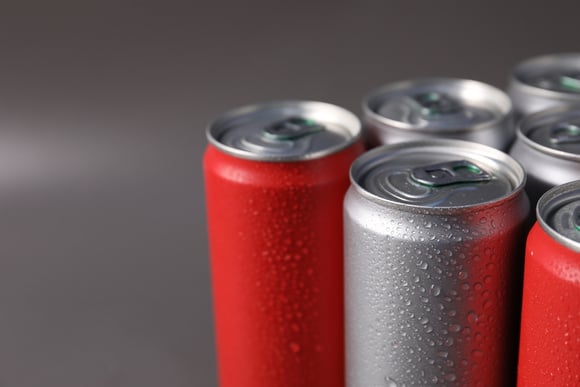 Para que serve pendurar latas de refrigerante no jardim? Essa técnica está se tornando popular e a explicação é simples