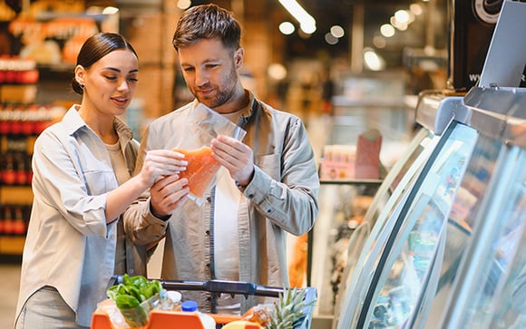 É verdade que quanto mais laranja o salmão, mais benéfico ele é? Desmistificando ideias erradas sobre a cor da carne do peixe