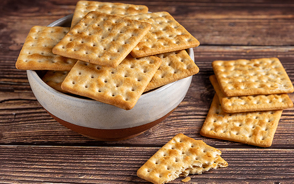 Existe um motivo para as bolachas água e sal - tipo cream cracker -  terem furinhos