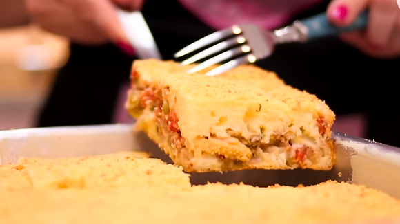 Com uma lata de atum, faço essa torta de liquidificador fofinha que salva o jantar
