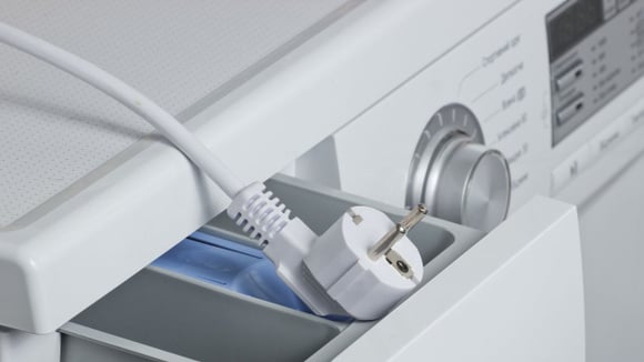 Tirar a máquina de lavar da tomada depois de usar: quando é necessário? (Créditos: Canva)