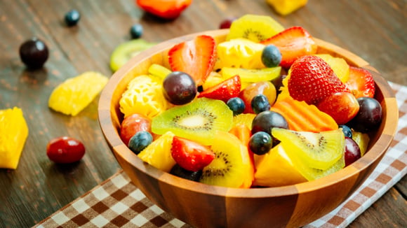 Combinar essas frutas é uma ótima maneira de deixar a sua alimentação mais saudável e colorida (Créditos: Magnific)