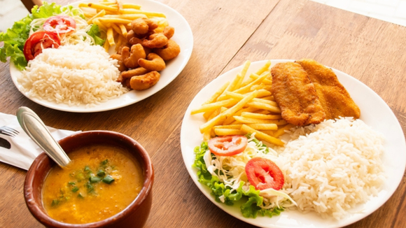 O segredo das avós para servir a proteína e os acompanhamentos ao mesmo tempo bem quentinhos como num bom restaurante