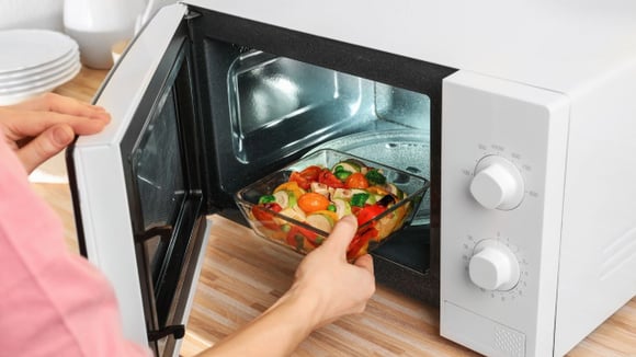 O que significa quando o micro-ondas faz barulhos enquanto esquenta a comida?