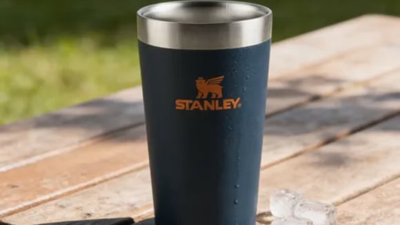Água, refrigerante ou cerveja gelada por mais tempo: copo térmico Stanley está por menos de R$ 80 na Amazon
