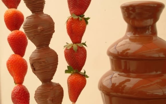 O espetinho de morango com chocolate mostra que nem todo espetinho de Carnaval é salgado (Créditos: TudoGostoso/Caren Rodrigues)