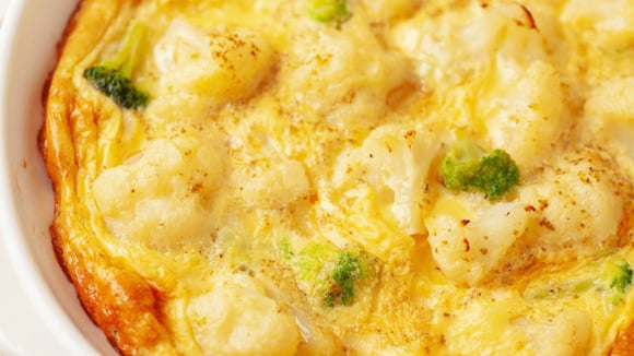 Torta de brócolis e couve-flor com queijo que sempre temos em casa: modo de fazer rápido, sem massa e sem sujar louça