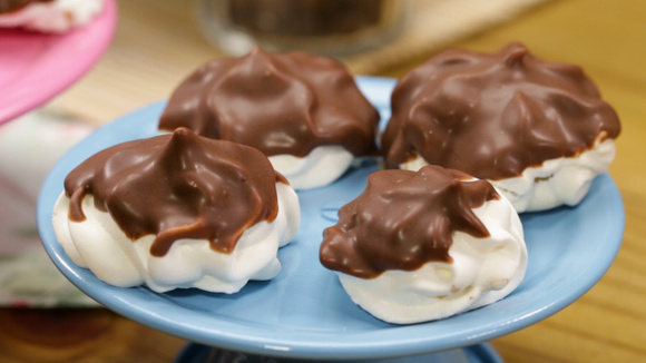 Porções de suspiro de chocolate em prato azul (Créditos: TudoGostoso)