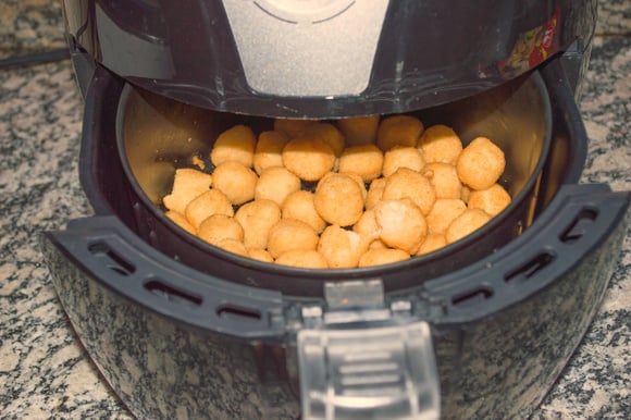 Petiscos na airfryer: 7 receitas com queijo rápidas e fáceis para fazer na fritadeira