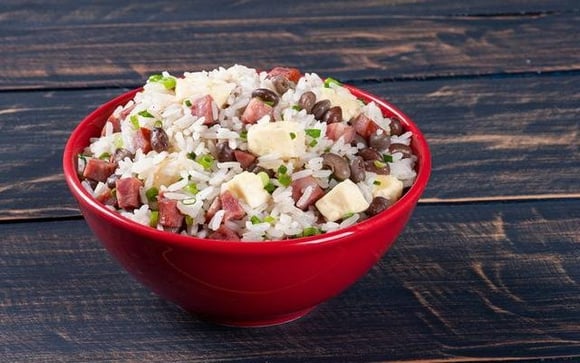 O baião de dois tem esse nome pela união de arroz e feijão (Créditos: TudoGostoso)