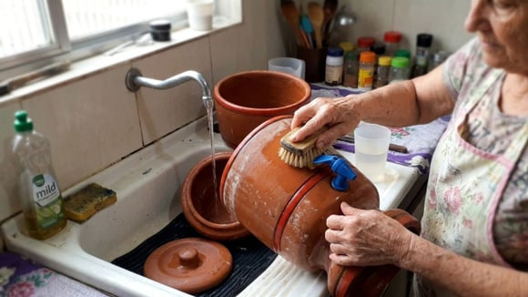 Limpar o filtro periodicamente é essencial para garantir a durabilidade e eficiência do utensílio (Créditos: Imagem gerada com IA)