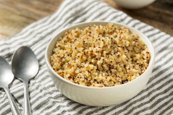 Como fazer quinoa? Descubra por que algumas pessoas deixam o grão de molho e outras cozinham direto