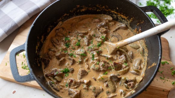Com alguns cuidados, qualquer pessoa consegue fazer um estrogonofe de carne saboroso e no ponto certo (Créditos: Shutterstock)