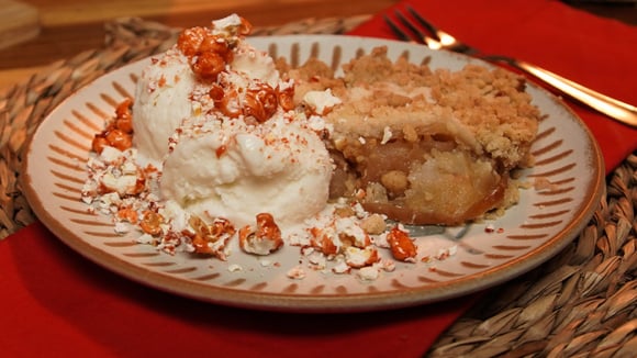 Veja como fazer um crumble de maçã servido com sorvete que vai deixar todo mundo com água na boca (Créditos: TudoGostoso)
