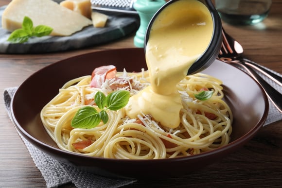 Macarrão ao molho quatro queijos: a melhor receita para impressionar as visitas sem ter muito trabalho no preparo