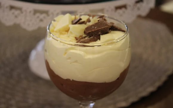 Não só essa mousse de dois chocolates é saborosa, como fica linda na taça (Créditos: TudoGostoso)