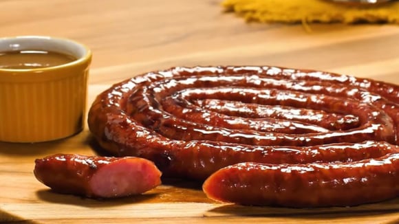 Essa linguiça caramelizada na cerveja preta parece receita de boteco gourmet, mas é muito fácil de fazer