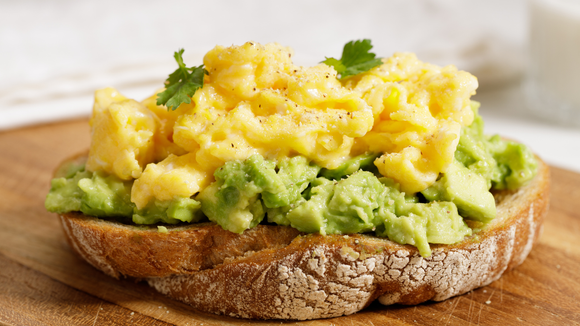 Ajuda a aumentar o consumo de fibras no café da manhã ou lanche. (Créditos: Canva)