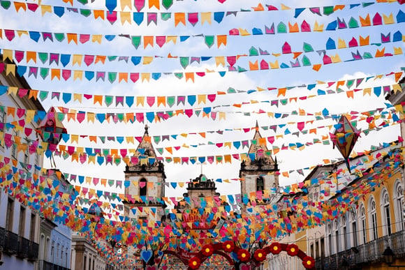 Festa Junina, segundo a psicologia: por que nosso cérebro ama milho, fogueira e música caipira?