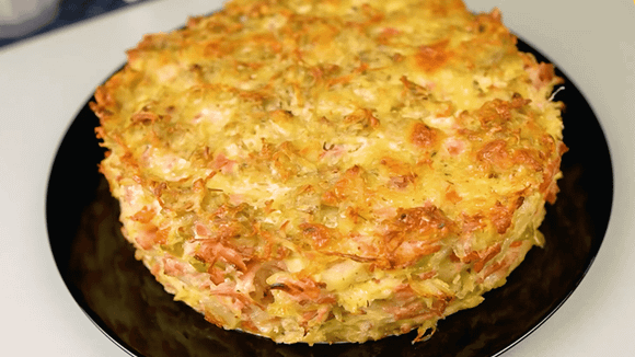 Desde que aprendi a fazer torta salgada com base de batata ralada, nunca mais comprei massa pronta: crocante e sem trigo