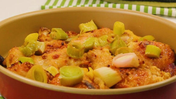 O truque da maionese com creme de cebola para deixar o frango assado incrivelmente suculento