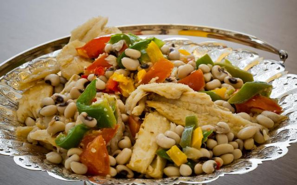 Salada de feijão fradinho com bacalhau (Créditos: TudoGostoso)