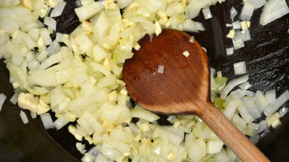 O que cozinhar primeiro: alho ou cebola? Por que a ordem em que você os refoga na panela é crucial para o resultado?