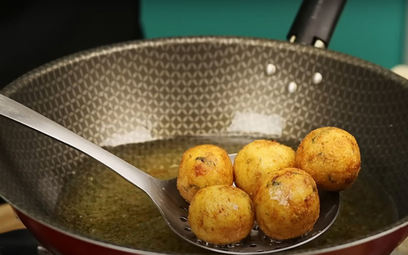 Eu tinha 500g de bacalhau em lasca e fiz 40 bolinhos de bacalhau com batata asterix: receita fácil e econômica