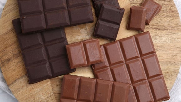 Substituir o chocolate ao leite por meio-amargo na dieta realmente faz sentido? TudoGostoso explica as diferenças e te ajuda a escolher o ideal
