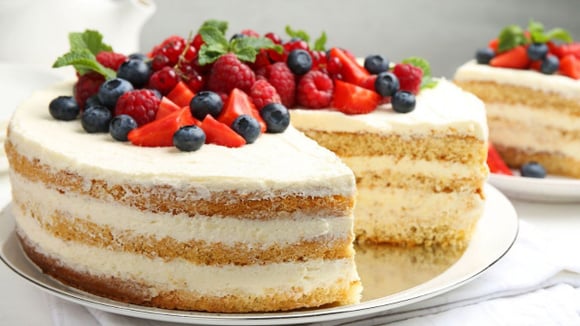 Naked cake de frutas vermelhas com massa fofinha e recheio de chantilly (Créditos: Shutterstock)