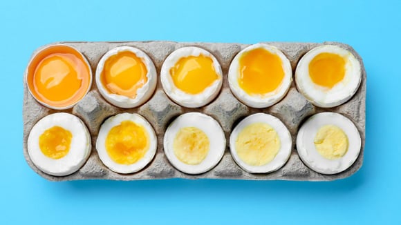 Ovos crus, ovos cozidos com a gema mole e ovos cozidos com a gema dura têm diferentes teores de proteína: qual oferece mais benefícios?