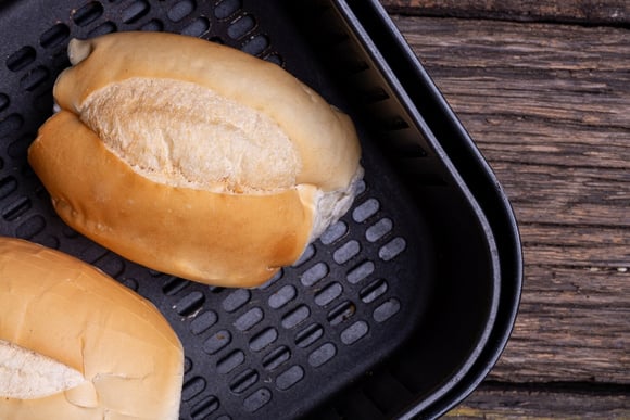 Transforme pão dormido em fresquinho em minutos com esse truque: funciona na airfryer ou no forno