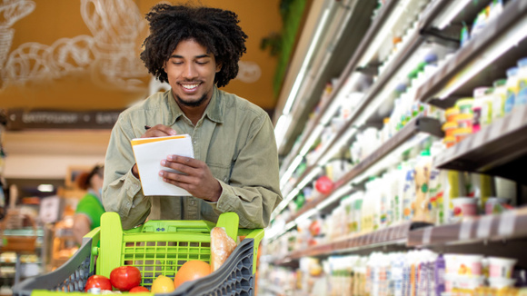 Segundo a psicologia, pessoas que escrevem sua lista de compras no papel em vez de usar o celular não são antiquadas, mas seu processamento mental é diferente