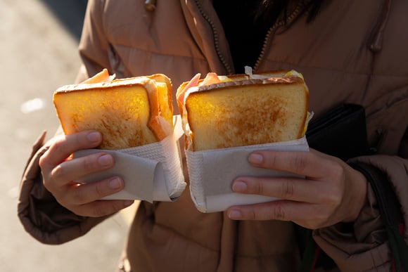 Sanduíche mais famoso da Coreia ganha o mundo: comida de rua é o lanche de receita fácil que você tá procurando