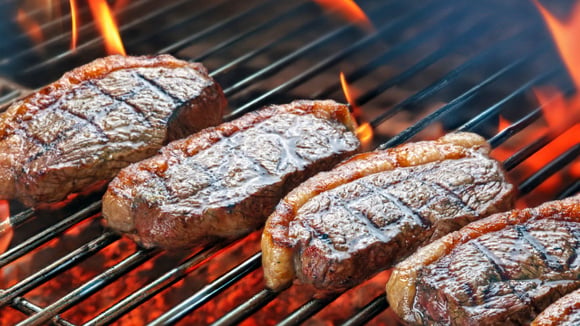 Vai fazer churrasco com a família no fim de ano? Esse é o truque que deixa até a carne de segunda macia