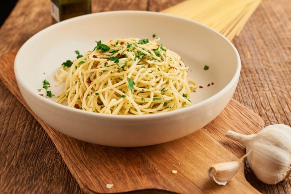 Como fazer macarrão ao alho e óleo do jeito certo? Chefs de cozinha usam esta técnica