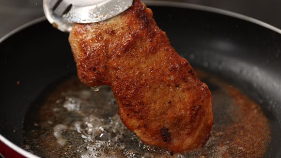 Algumas opções diferentes do óleo comum são usadas para deixar a carne dourada, crocante e suculenta. (Créditos: Canva)